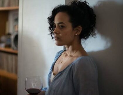 Canal Brasil celebra os 50 anos de Maeve Jinkings com maratona especial
