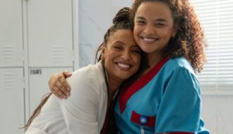 Primeiro episódio da novelinha vertical de “Por Você” ganha exibição especial na Globo