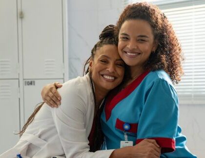 Primeiro episódio da novelinha vertical de “Por Você” ganha exibição especial na Globo Primeiro episódio da novelinha vertical de “Por Você” ganha exibição especial na Globo