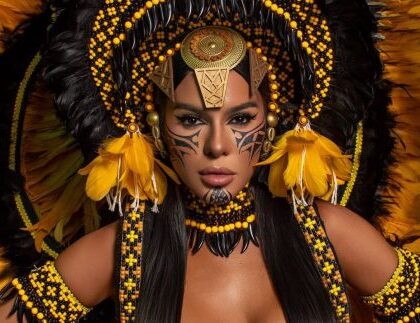 Tàmires Assîs, ex-Fazenda, se apresenta como cunhã-poranga no Festival de Manaus Tàmires Assîs, ex-Fazenda, se apresenta como cunhã-poranga no Festival de Manaus