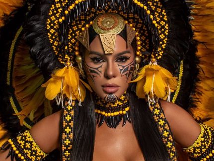Tàmires Assîs, ex-Fazenda, se apresenta como cunhã-poranga no Festival de Manaus