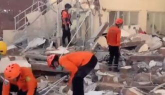 Forte terremoto destrói ilha na Indonésia, deixa 47 mortos e gera ondas de tsunami
