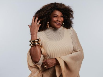 Zezé Motta será homenageada por mulheres do samba em evento no Brasil e exterior